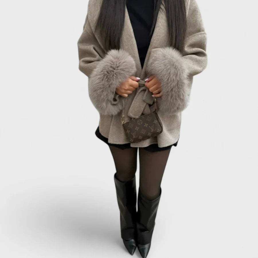 ELORA – CAPPOTTO ELEGANTE CON DETTAGLI IN PELLICCIA
